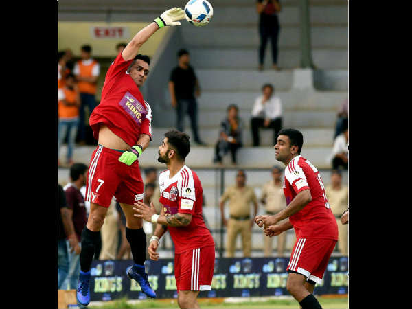 फुटबाल टीम में भी कीपर थे धोनी