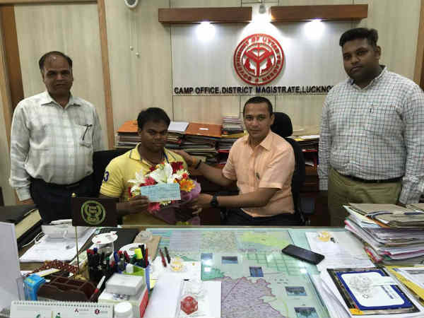 विश्व आर्म रेसलिंग में जाने के लिए दिव्यांग की मदद को आगे आये डीएम