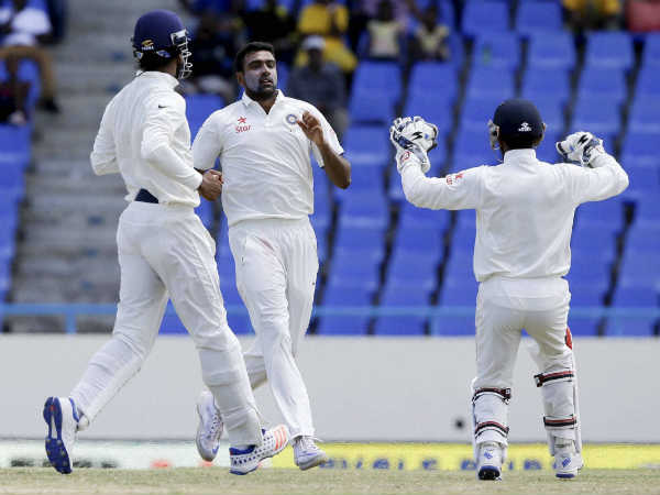 लगातार तीन बार 5 विकेट ले अश्विन ने कुंबले की बराबरी की