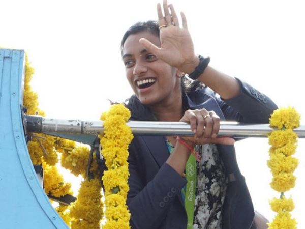 हैदराबाद एयरपोर्ट पर जोरदार स्वागत