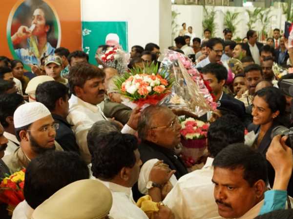 जुलूस के साथ पहुंची स्टेडियम