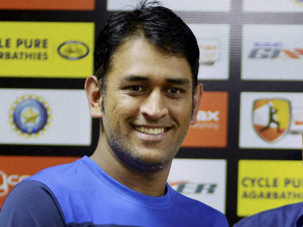 खुला राज.. कहां के बल्ले पर लगाते थे धोनी हेलिकॉप्‍टर शॉट?