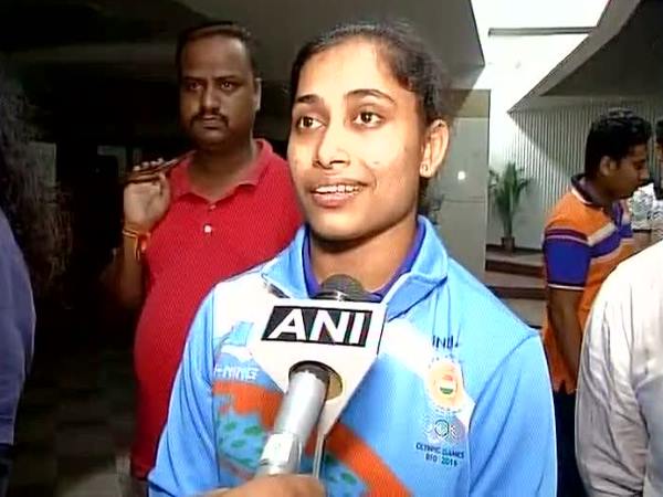 रियो से देश लौटीं जिमनास्ट दीपा करमाकर, दिल्ली एयरपोर्ट पर लगे भारत माता की जय के नारे