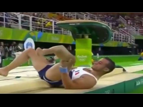 रियो ओलंपिक 2016: हवा में स्टंट के दौरान बिगड़ा बैलेंस, बुरी तरह टूटा फ्रेंच जिमनास्ट का पैर, Video