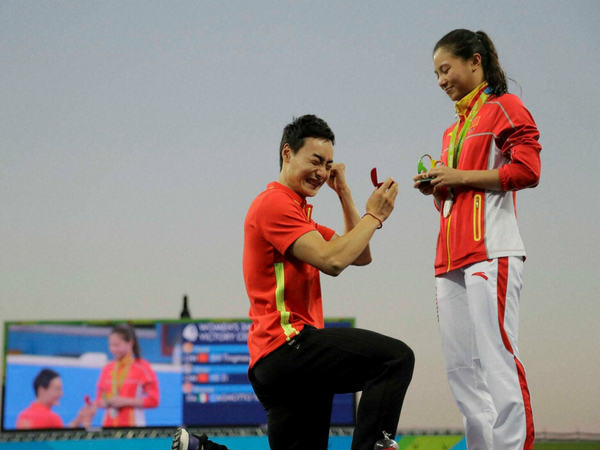 इज़हार-ए-इश्क़ LIVE: ओलंपिक में ब्वॉयफ्रेंड ने गर्लफ्रेंड को सबके सामने दिया शादी का प्रस्ताव, देखें