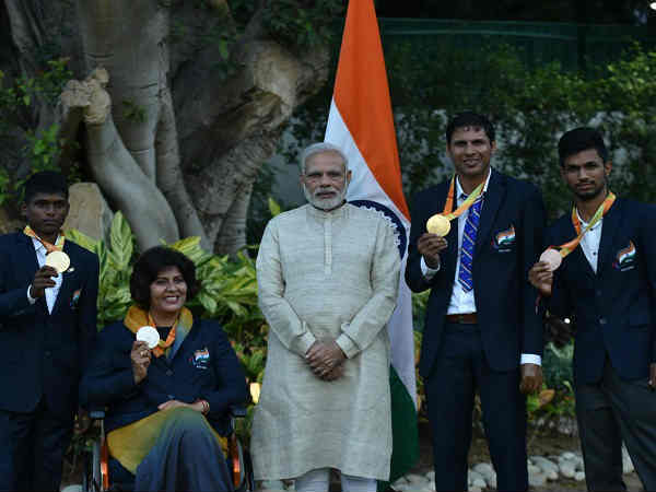 रियो पैरालंपिक प्रतिभागियों से मिले PM मोदी, बढ़ाया हौसला
