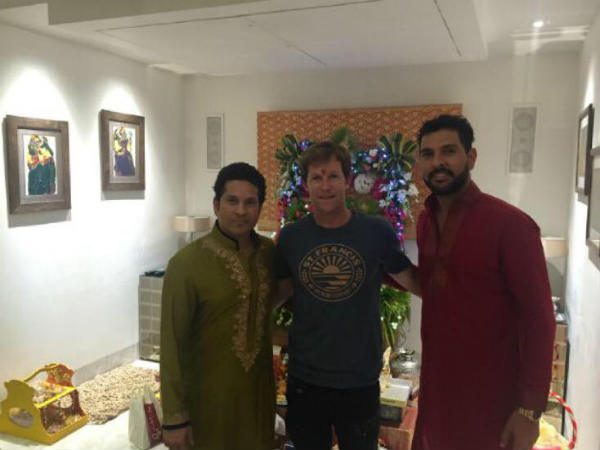 Pics: सचिन के घर पधारे गणपति, पूजा के लिए पहुंचे युवराज संग रोड्स