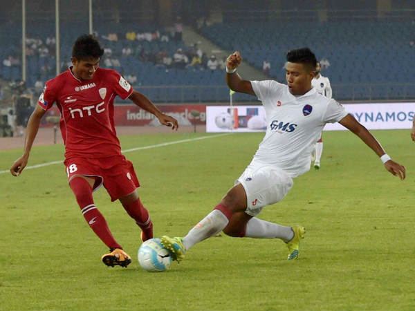 नई दिल्ली। इंडियन सुपर लीग में शनिवार को दिल्ली डायनामोज का मुकाबला अपने घरेलू मैदान पर नार्थईस्ट युनाइटेड एफसी फुटबॉल टीम से हुआ। इस मैच को दिल्ली ने 1-1 से ड्रॉ कराकर अपने जीत के सिलसिले को टूटने नहीं दिया।