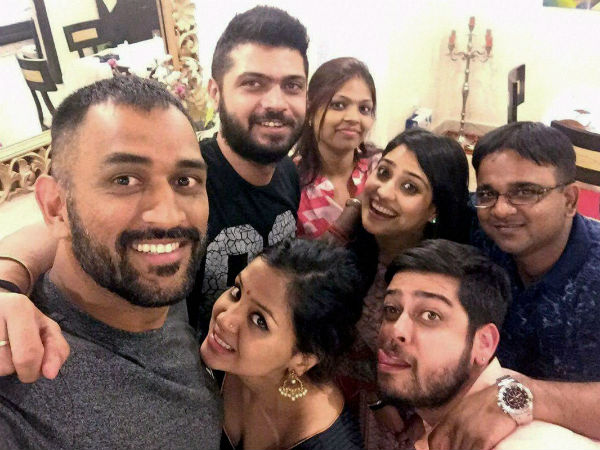 अपने बचपन के साथियों संग धोनी ने यूं मनाई दिवाली, तस्वीरें