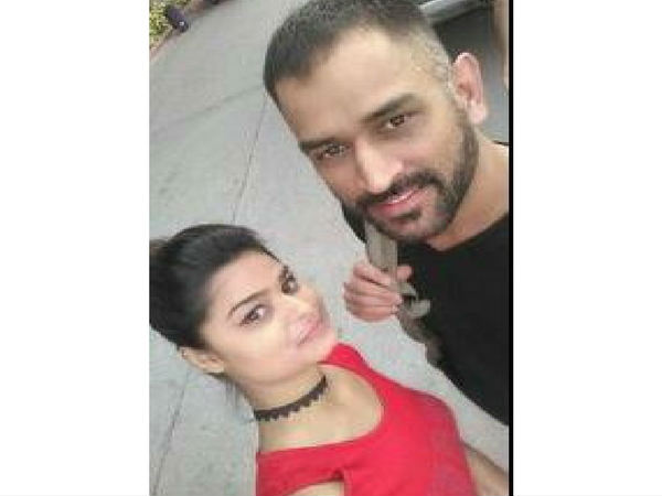 धोनी की लेडी फैन ने स्‍कूटी से एयरपोर्ट तक किया हमर का पीछा, जानिए क्‍यों