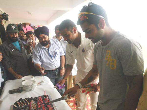 विराट कोहली ने राजकोट में ऐसे मनाया अपना बर्थडे, देखिए तस्वीरें