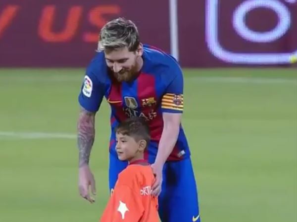 जब मेसी की टांगों से लिपट गया नन्हा फैन, गोद में उठाकर लाना पड़ा मैदान के बाहर