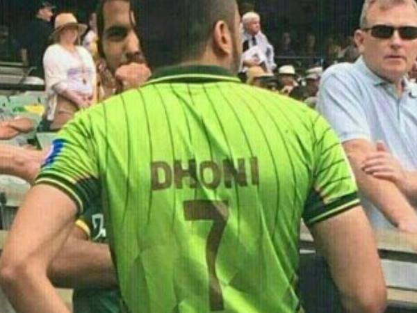 धोनी की जर्सी पहनकर अपनी टीम को चीयर करने पहुंचा ये पाकिस्तानी क्रिकेट फैन, सोशल मीडिया पर हंगामा
