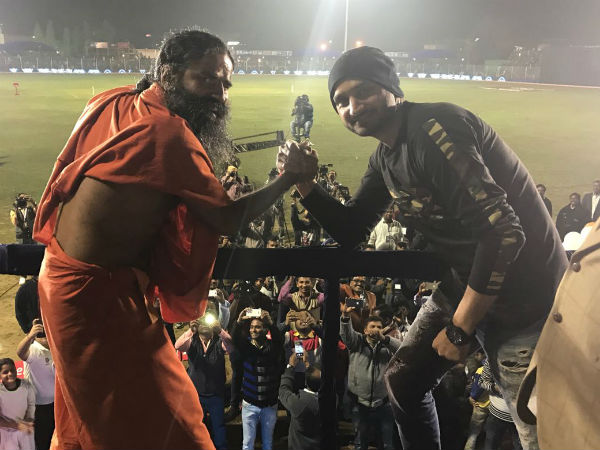 पहले बाबा रामदेव ने हरभजन सिंह से लड़ाया पंजा, फिर गोद में उठाकर घुमाया, वीडियो