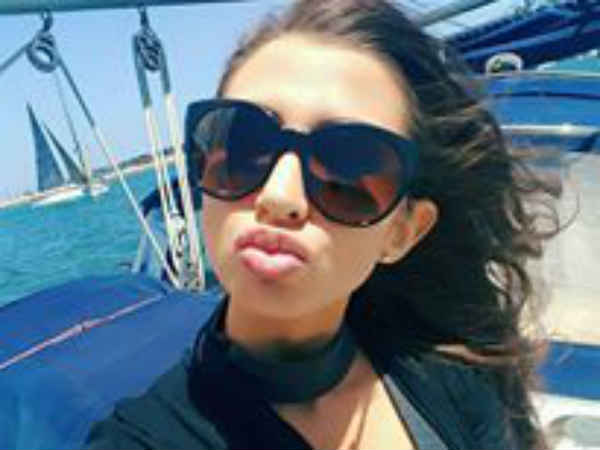 बड़े ब्रेस्‍ट के चलते निकाला गया