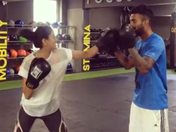 फाइव स्टार होटल में मार्केटिंग एसोसिएट