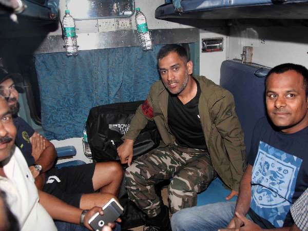 खड़गपुर के दोस्तों संग धोनी ने खाया खाना