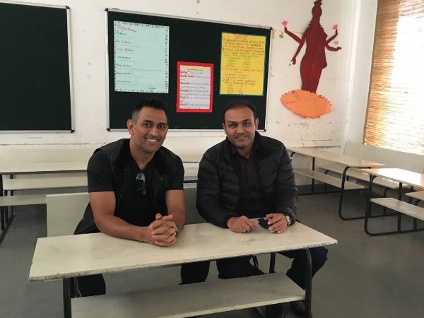 जब महेंद्र सिंह धोनी पहुंचे वीरेंद्र सहवाग के स्‍कूल और दिए विकेट कीपिंग टिप्‍स