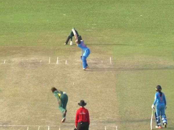 वीडियो: रोमांचक मैच में भारतीय टीम ने अंतिम दो गेंदों पर 8 रन बनाकर किया वर्ल्‍ड कप के लिए क्‍वालीफ