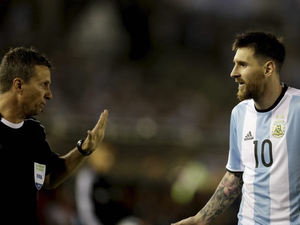 रेफरी से बदसलूकी पर स्टार फुटबॉलर लियोनेल मेस्सी पर लगा बैन