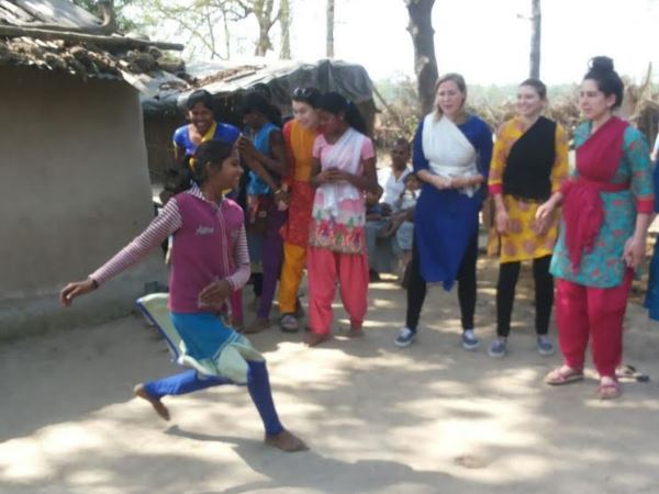 बहराइच: अमेरिकी छात्राओं ने खेली कबड्डी, दिया बच्चों के सवालों का जवाब