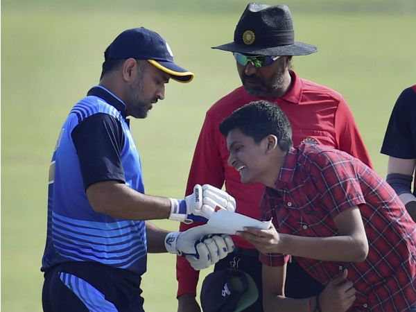 Pics: धोनी ने छक्का लगाकर दिलाई झारखंड को जीत, पैर छूने मैदान में घुसा फैन