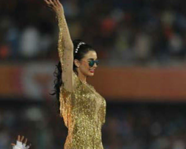 'तेनु काला चश्मा जचदा' 