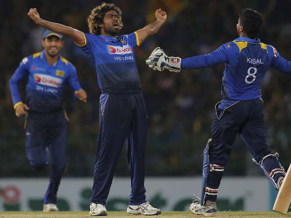 19 वें ओवर में जमाई हैट्रिक