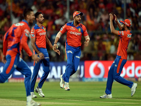 गेंदबाजों ने 73 रन लुटाए।