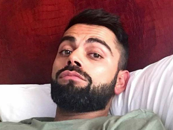 कोहली बुरी तरह अर्चना को घूर रहे हैं.. 