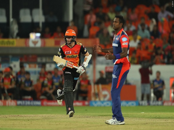 और चलता रहा धवन का बल्ला