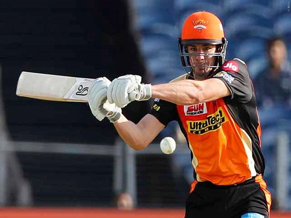 हेनरिकस की शानदार फिफ्टी से संभला हैदराबाद