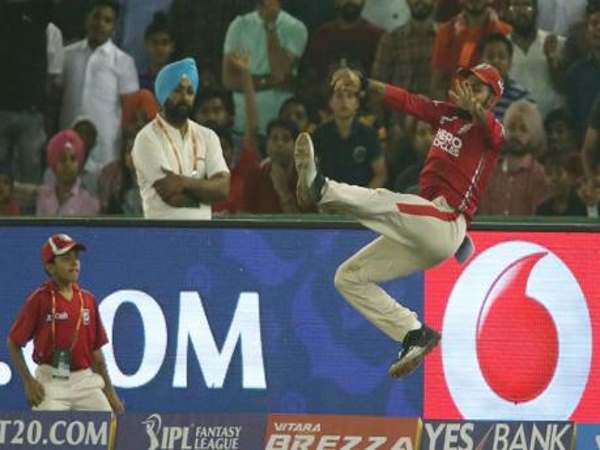 IPL 10: गजब की फिल्डिंग, सुपरमैन की तरह छलांग लगा इस खिलाड़ी ने रोका छक्का