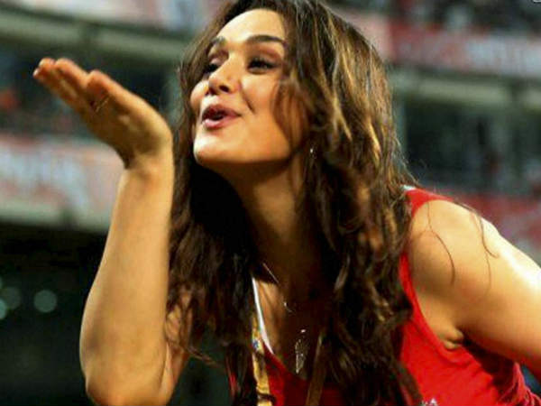 IPL 2017: प्रीति जिंटा ने जीता लोगों का दिल, फैंस की तरफ उछाली टी-शर्ट