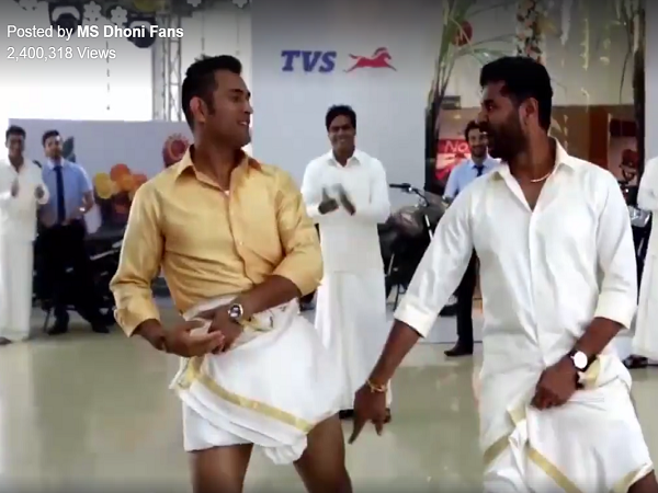 Video: फाइनल से पहले मस्ती के मूड़ में धोनी, कर रहे हैं लुंगी डांस