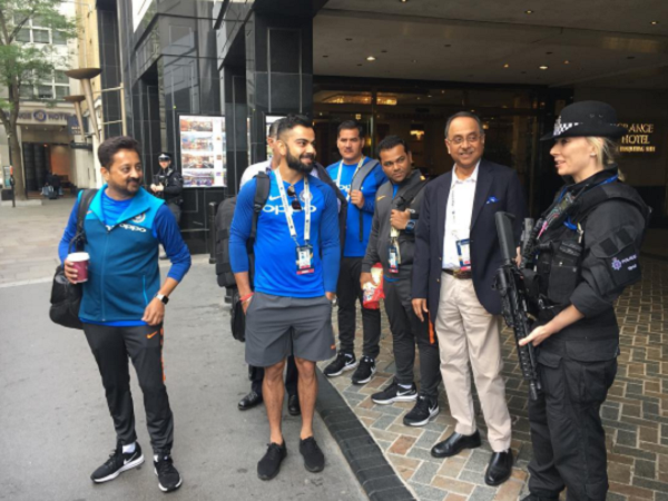 इंग्लैंड में महिला सुरक्षाकर्मी से क्या गप्पें लड़ा रहे हैं कोहली?