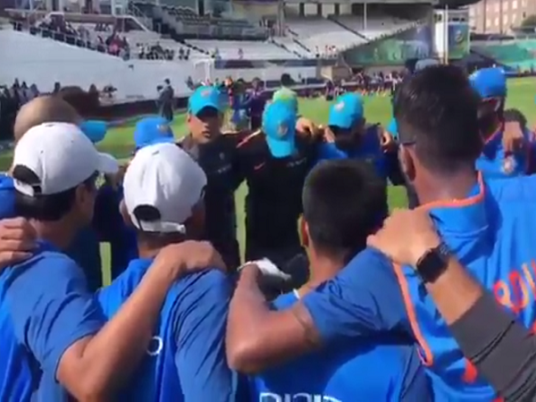 VIDEO: धोनी अब भी करते हैं कप्तानों वाले काम, ये रहा सबूत