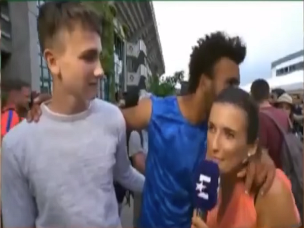 इस टेनिस खिलाड़ी ने महिला पत्रकार का जबरदस्ती लिया चुंबन, हुआ बाहर, देखें वीडियो