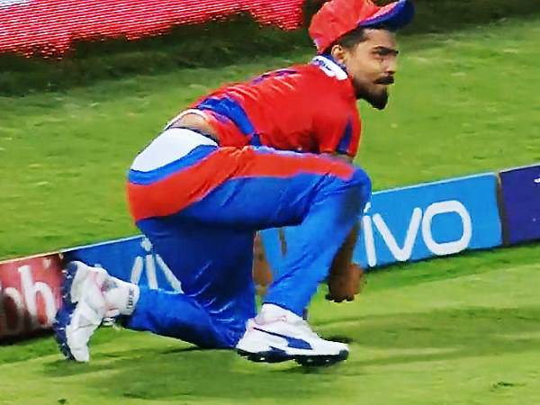 चौका बचाने के चक्कर में उतरी पैंट