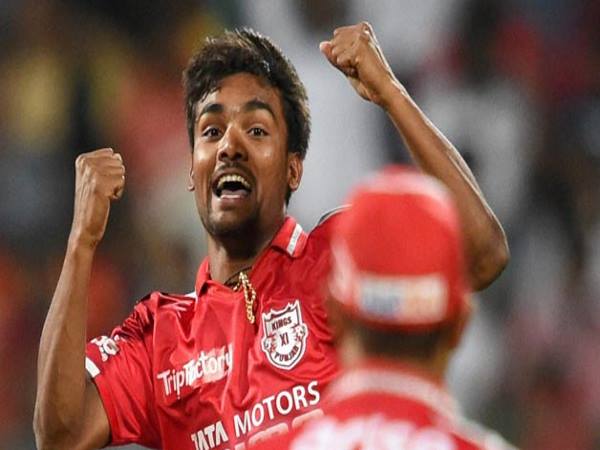 संदीप शर्मा ने की धारदार गेंदबाजी