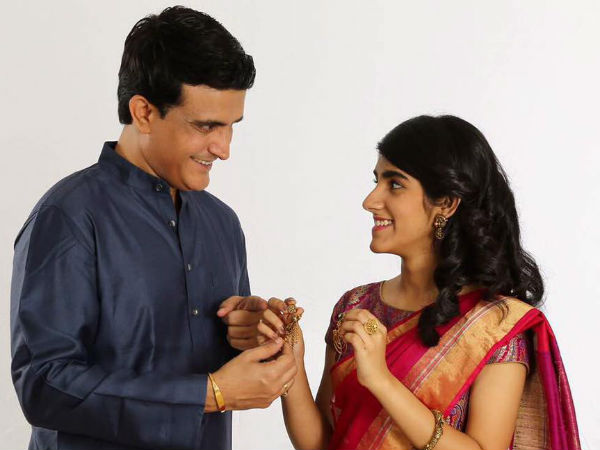 पिंक कलर की गोल्डेन बार्डर वाली साड़ी