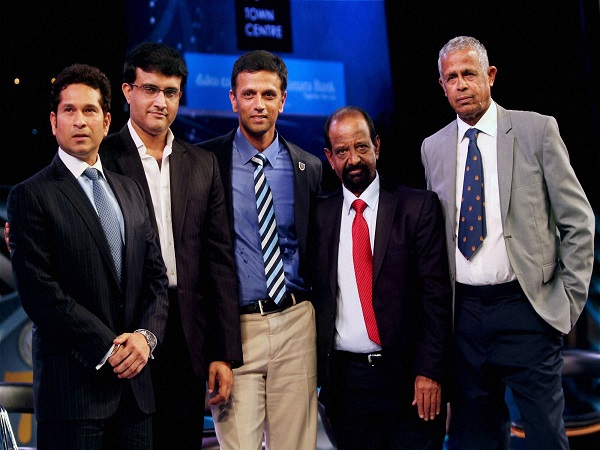 अंडर-19 के बल्लेबाजों दे रहे हैं कोचिंग