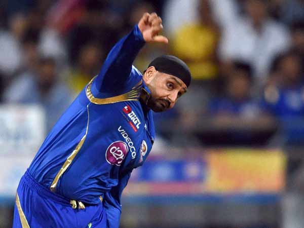 IPL: मुंबई की हार से गुस्साए भज्जी, पिच क्यूरेटर पर निकाला गुस्सा