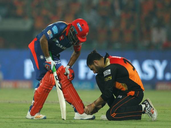 ऋषभ पंत के शू-लेस बांध युवराज ने जीता फैंस का दिल