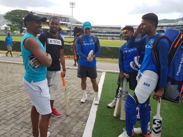 जब वेस्टइंडीज में टीम इंडिया से मिलने पहुंचा पुराना दोस्त, चौंक गए धोनी!