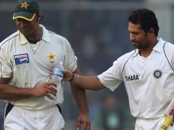 एक ही बोतल से सचिन शोएब ने पिया पानी