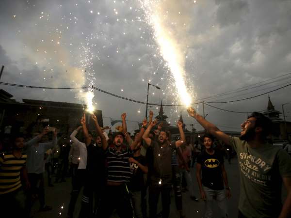 पटाखों को सीआरपीएफ कैंप और थानों पर फेंका