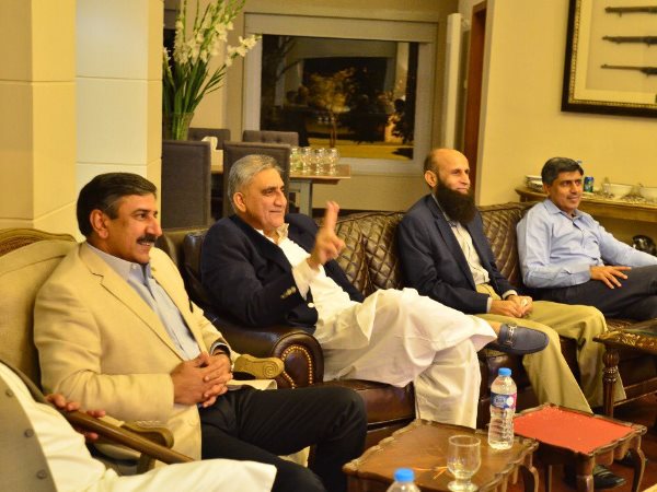 पाक सेना प्रमुख ने देखा मैच