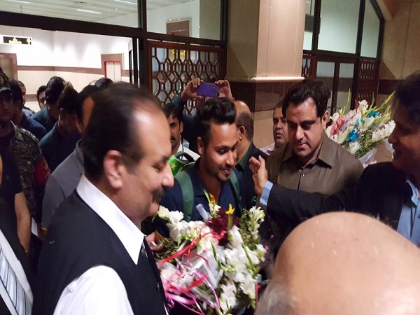 सरफराज के घर इकट्ठे हुए हजारों लोग