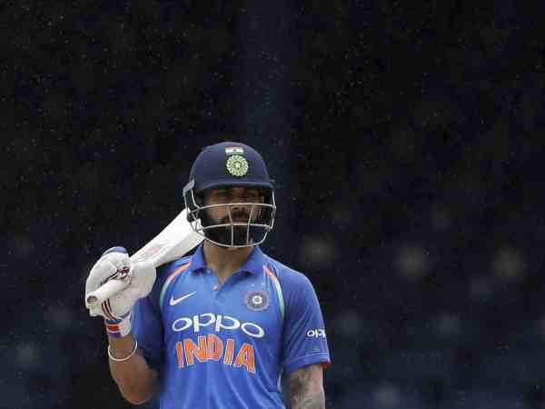 आखिरी क्षणों में विराट और धोनी मैदान पर